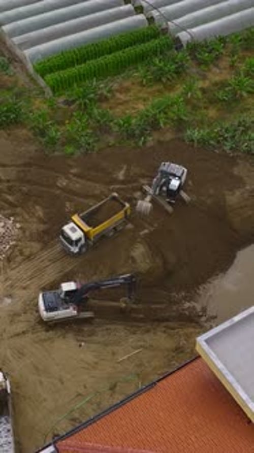 Vertikales Video: Hochwertige Konstruktion zeigt qualifizierte Teams, die Bewehrungsstahl formen und Beton gießen