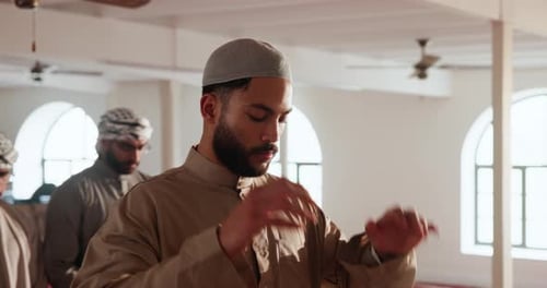 Allah, Moschee und Gebet mit muslimischen Männern zusammen im Tempel für Glauben, Glauben oder Religion