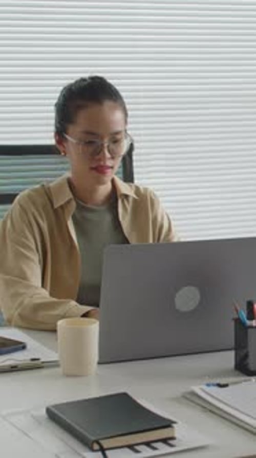 Entwickler arbeitet im modernen Büro am Laptop am Schreibtisch