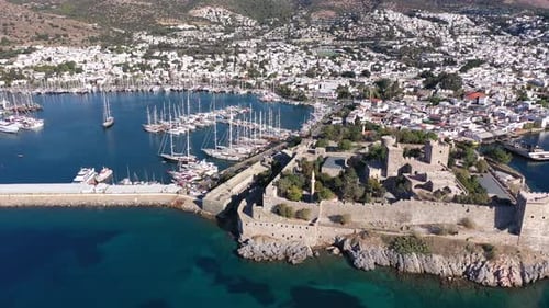 Blick auf das Schloss Halikarnassos und die Yachten in Bodrum, Türkei