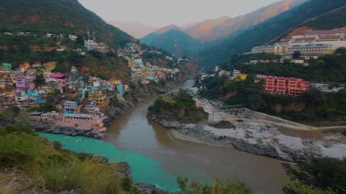 Belle vue sur Devprayag, vue large