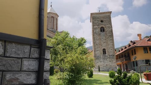 Ein flacher Blick über die Säulen des Klosters Rača (Racha), das sich in der Nähe befindet