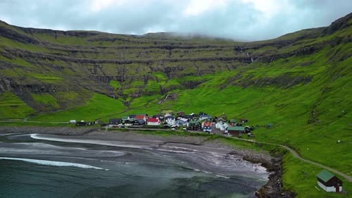 Découvrez la paisible ville de Tjornuvik sur les îles Féroé avec ses falaises Théâtrales et sa charmante vie de village
