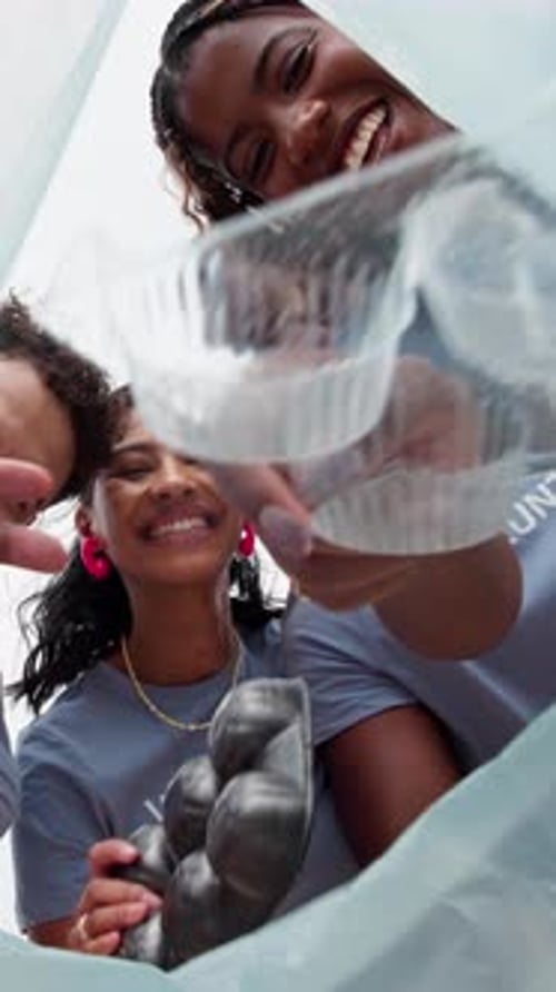Ángulo bajo, punto de vista y personas con bolsa de basura para reciclar, cuidar el medio ambiente y reducir la contaminación