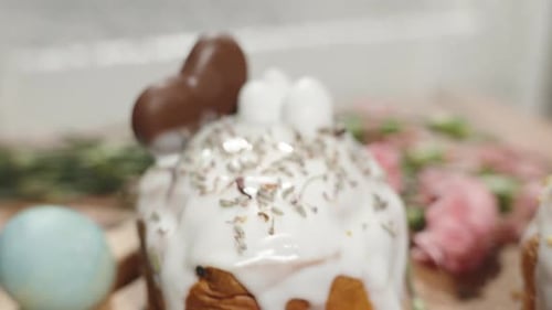 Häusliche Atmosphäre und festlicher Ostertisch mit Kuchen und Eiern.