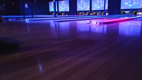 Ein fehlgeschlagener Schuss bei der Ausführung eines Streiks in der Neonnacht auf der örtlichen Bowlingbahn. Mit 4K und 24 Bildern pro Sekunde aufgenommen.