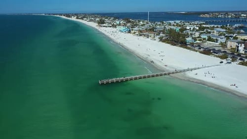 Vista aérea deslumbrante da praia de Bradenton e do cais que se estende até águas esmeraldas