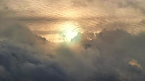 Goldenes Sonnenlicht durchbricht dramatisch Wolken in einer ruhigen, friedlichen Atmosphäre