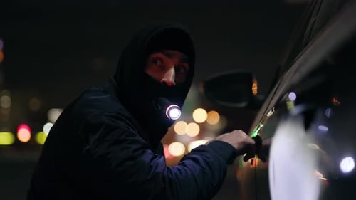 A Shocking Car Theft at Night Reveals the Urban Risks and Dangers Lurking in Shadows