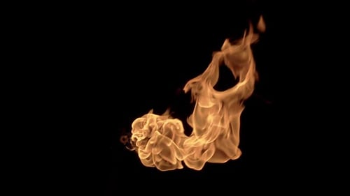 Verschlungene Feuerstäbe, die eine Vielzahl von Hitze und Flammen aussenden