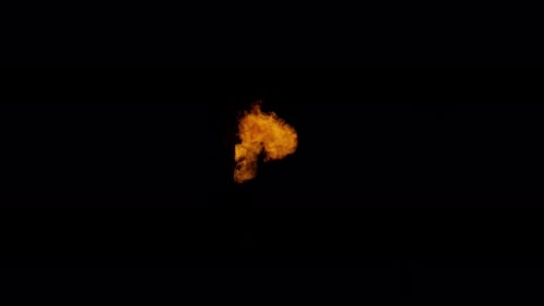 Collection Burn : Deux volées de feu jaillissent d'une fenêtre sur fond noir filmées à 60