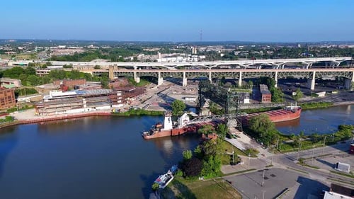 Un carguero que pasaba por debajo del puente elevado de Carter Road en el río Cuyahoga, Cleveland, Ohio, EE. UU.