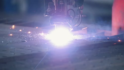 Die Fräsmaschine bearbeitet eine Metalloberfläche, die viel streut