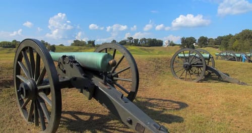 Historische Kanonen bewachen ein Schlachtfeld im Vicksburg National Military Park