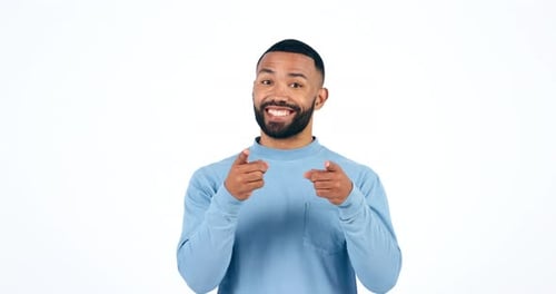 Gesicht, zeigt auf dich und den Mann mit Unterstützung, Lächeln und Entscheidung auf weißem Studiohintergrund