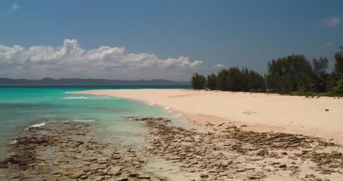 Bela vista de uma praia durante um dia ensolarado. Conceito: viagens, férias, paisagens