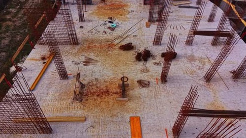 Sitio de construcción que muestra un refuerzo de acero en un nuevo proyecto de construcción