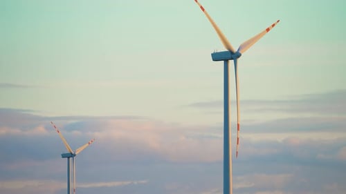 Windmühlen-Turbinenpark erzeugt grüne Energie auf bewölktem Himmelshintergrund