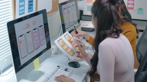 Programmierer diskutieren Datenanalyse für UX- und UI-Programmierung und bereiten sich auf die generative KI-Technologie vor