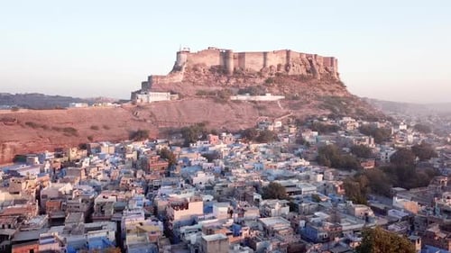 Vue aérienne vidéo 4k par Drone du village de Blue City à Jodhpur, Rajasthan, Inde au lever du soleil.