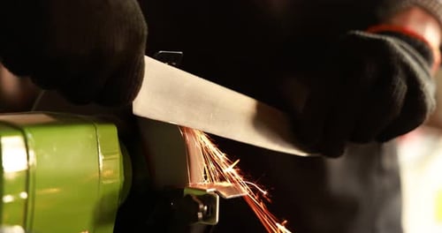 Couteau à aiguiser pour homme avec meuleuse d'établi à l'intérieur, gros plan