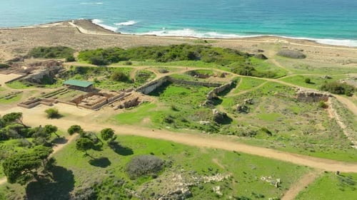Touristes visitant les tombeaux des rois à Paphos, Chypre, prise de vue aérienne en parallaxe
