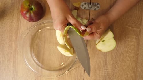 20 1Peel the apples and cut them into pieces with a knife.
