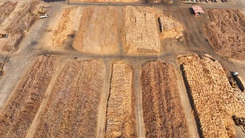 Luftaufnahme eines Holzfabrikhofs mit massiven Holzvorräten.