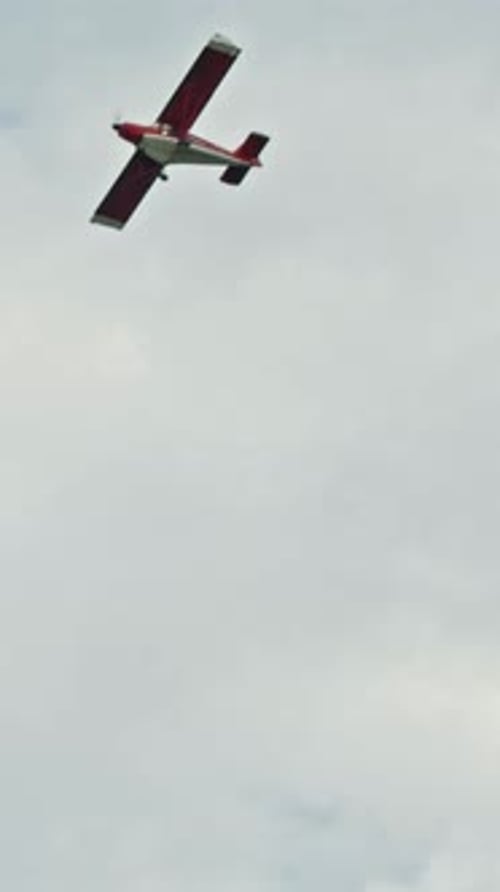 Zwei Militärflugzeuge fliegen im bewölkten Himmelblau und