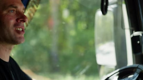 Detaillierte Nahaufnahme der Hände des Lkw-Fahrers, die das Fahrzeug steuern