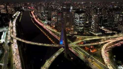 Ponte de teleférico na cidade noturna de São Paulo, Brasil.