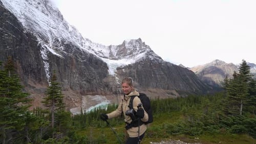 Mujer alejándose del mirador del glaciar Angel y del monte Edith Cavell