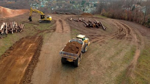 Bagger räumen Land und Muldenkipper im Einsatz auf der Baustelle, Fortschritte bei der Entwicklung