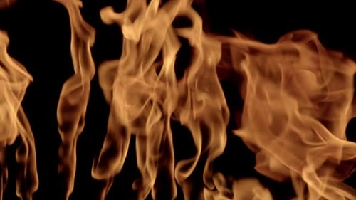 Feu brûlant sur fond noir foncé isolé