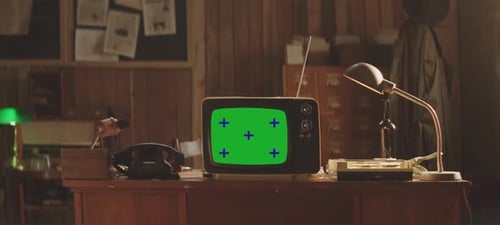 Un téléviseur vintage dans une atmosphère rétro