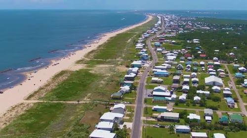 Vuelo aéreo con drones sobre Grand Isle mostrando frente a la playa, LA-1 y la lejana bahía de Caminada