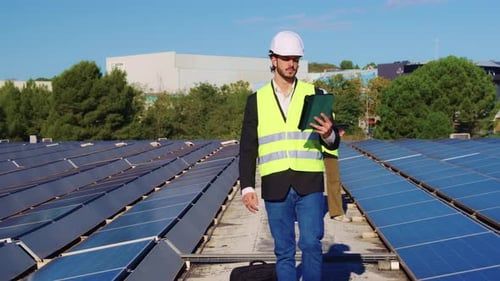Ingenieur für Solarenergie inspiziert Photovoltaik-Panel-Farm