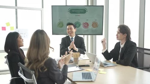 Trabalhadores de colarinho branco estão se reunindo no escritório.