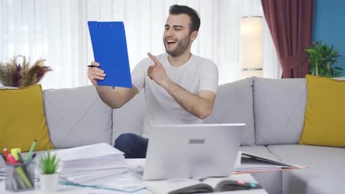 Homme d'affaires indépendant heureux et fier créant un plan et une feuille de travail.
