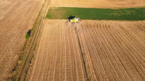 Agricultura: cortador de feno, trator de pelúcia, trabalho de campo moderno, vila rural, drone aéreo