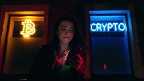 Une investisseuse en cryptomonnaies panique après une énorme chute de cryptomonnaies et utilise son téléphone de toute urgence