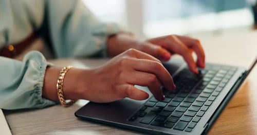 Mãos, jornalista ou mulher no escritório no laptop para redação e edição