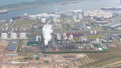 La perspectiva de un Zumbido sobre los contenedores petroquímicos Europoort de Rotterdam, Países Bajos
