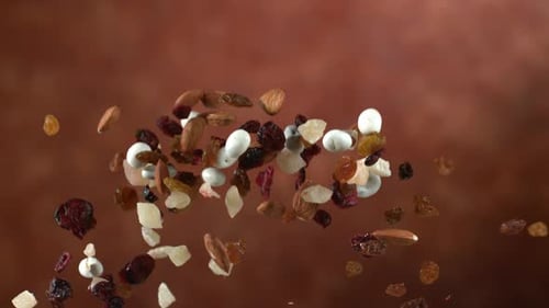 Zutaten aus dem Trailmix fliegen in Zeitlupe, Phantom Flex, 4K, Essen aus nächster Nähe
