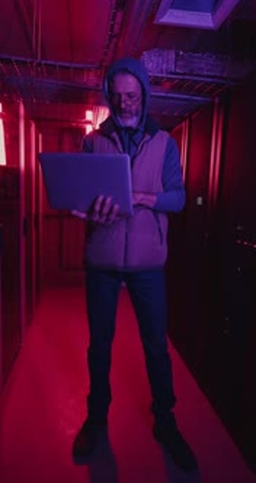 Homme dans une chambre noire avec des lumières rouges