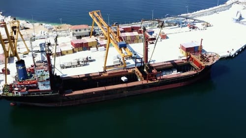 Luftbild des Transportschiffs im Hafen. Transport von Marmor. 4K.