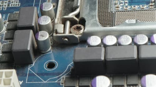 NAHAUFNAHME DER HAUPTPLATINE DES COMPUTERS MIT INTERNER KOMPONENTE