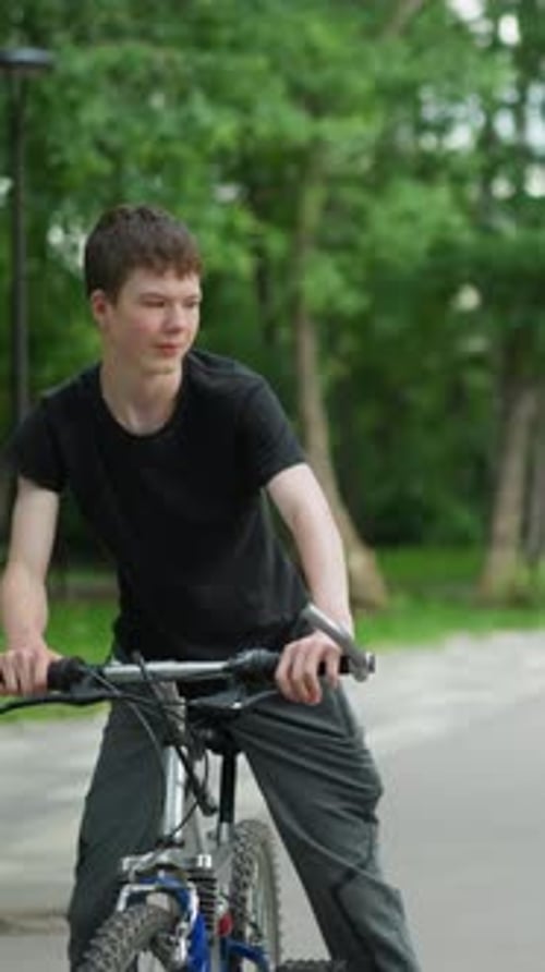Deux amis se saluent avec un coup de poing à vélo dans un parc