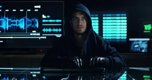 O hacker tenta entrar no sistema usando códigos e números para descobrir a senha de segurança. O hac