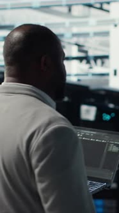 Vertikaler Videotechniker, der die Serverfarm betritt und die Systemdiagnose automatisiert